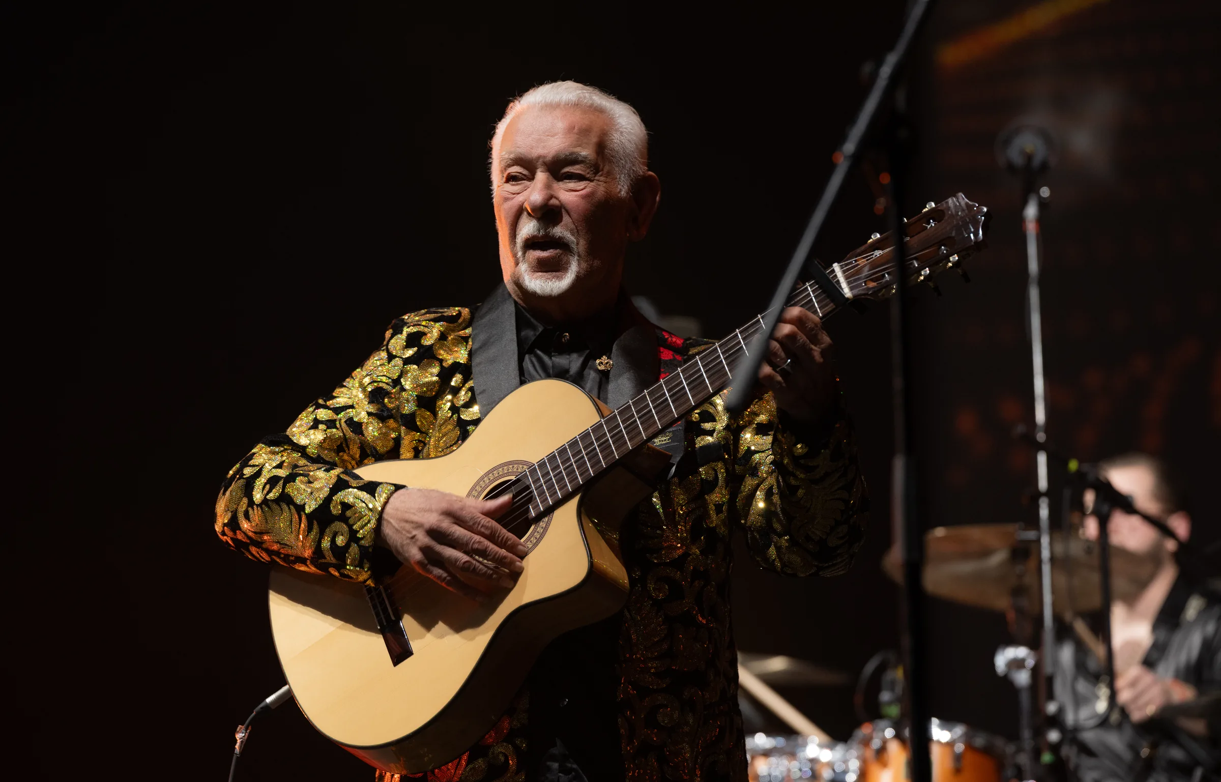 Paul Reyes sul palco durante uno spettacolo live